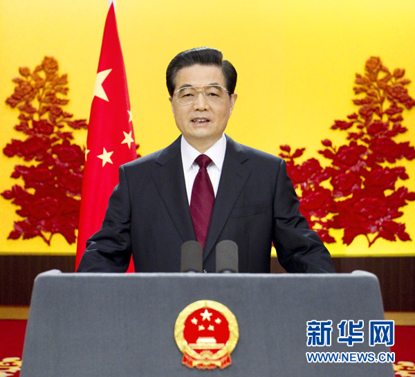 新年前夕，國家主席胡錦濤通過中國國際廣播電臺、中央人民廣播電臺、中央電視臺，發表題為《共同增進各國人民福祉》的新年賀詞。
            攝影：新華社記者蘭紅光