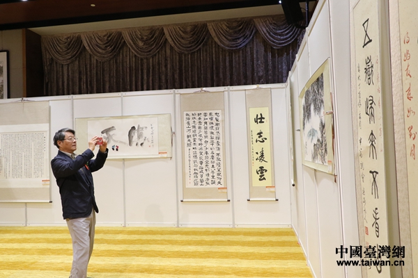 臺灣黃埔后代馮毓嵩參觀書畫作品