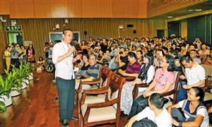 在深圖“黃埔講堂”現場，陳丹青(左)與觀眾親切互動。 (陳彥 攝)