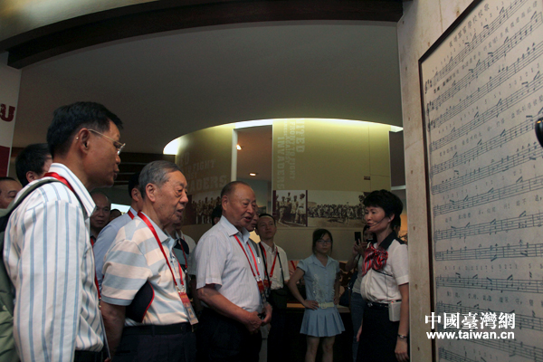 看到黃埔軍校校歌歌譜，嘉賓們齊聲高唱起來。（